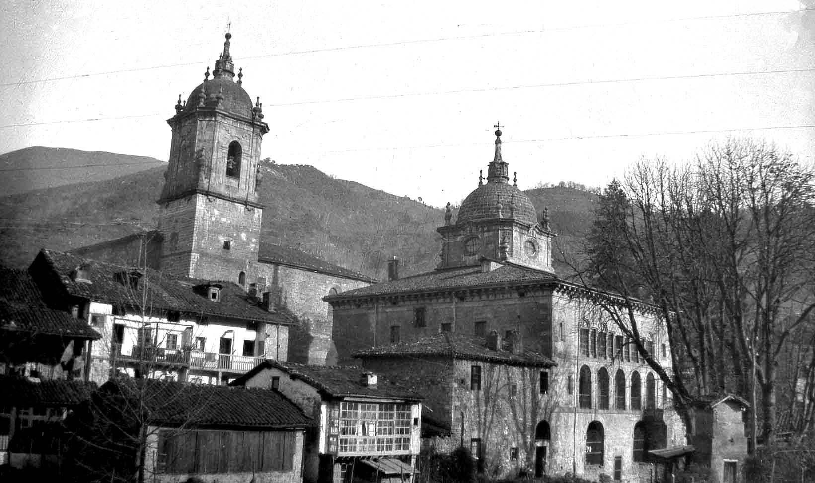 Vista de la Torre Parroquial y el Palacio del Marqués de Valdespina, actual Ayuntamiento (Año 1918)